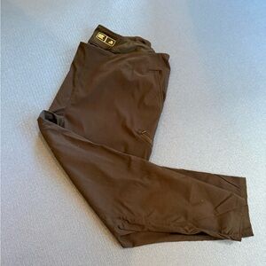 Women's Mountain Hardware hiking/outdoor pants. Black, Size 2X